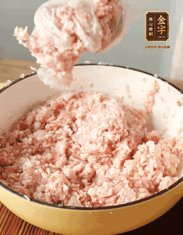 肉丁、咸肉丁、一丢丢盐、料酒拌匀，反复摔打上劲。接着加入1两葱姜水，反复拌匀摔打上劲。前后共加3遍。3遍后笋丁，接着反复摔打上劲。最后加入1个蛋清、3茶匙生粉拌匀摔打上劲