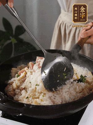 米饭煮熟后，拌入荠菜