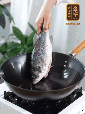 热油，加1大勺猪油、姜片，再下鲈鱼，煎至定型后翻面。（加点猪油，炖出的鱼汤更容易变为清爽的奶白色。）
