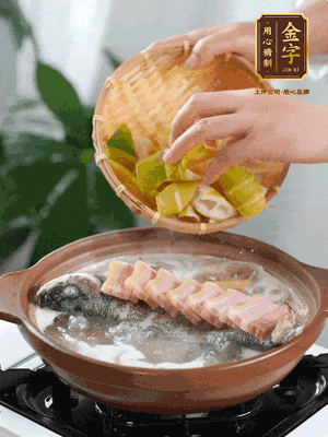 倒开水炖煮后转移入砂锅，淋料酒去腥、加少许盐调味，再依次加咸肉、春笋炖煮15分钟。