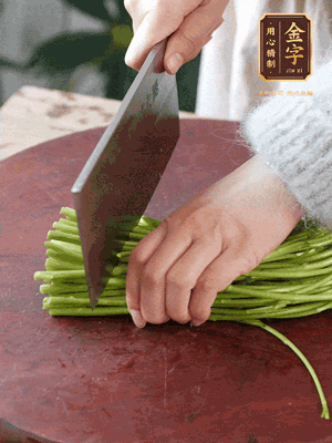正嫩的藜蒿，掐头去除根部，切小段