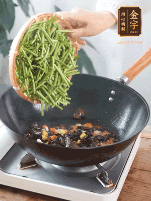 热油煸香蒜末、姜粒、小米辣，再下腊肉煸炒出香味