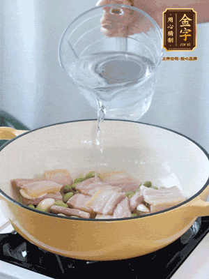 倒入热水，加丝瓜、腐竹