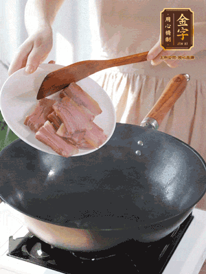 猪油热锅，下咸肉煸香，再下葱姜提鲜