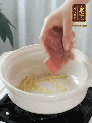 热锅冷油下姜丝、火腿煸炒出香味。