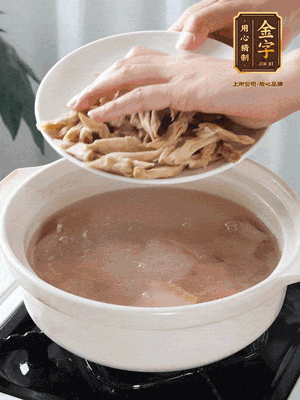 再下笋干段，加水、少许黄酒中火炖煮15分钟。