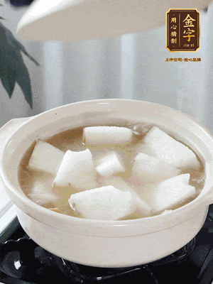 最后下冬瓜继续炖煮10分钟，撒上葱花点缀。