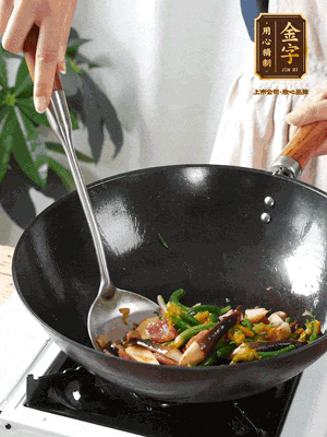 煸香蒜末，下香肠翻炒均匀，再依次下鸡纵菌、黄瓜花