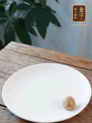做水油皮、油酥 将油皮材料放入料盆中，加100ml水搅拌成雪花片状。在案板上反复揉搓成有一定筋度的光洁面团，搓成14个团子。
