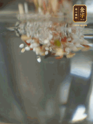 杂粮提前浸泡6小时，洗净后下砂锅