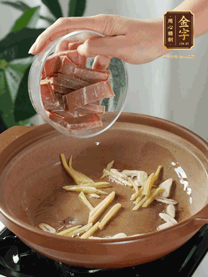 姜丝煸香后放火腿翻炒，加开水炖煮10分钟
