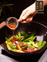 下蒜苗炒软，沿锅边烹入一勺料酒，加酱油、蚝油、白糖调味炒匀