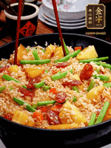 加水，没过大部分食材。把沥干水分的米饭均匀地铺在上面，筷子戳几个洞