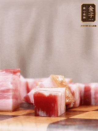 凯发k8国际首页淡咸肉切成1指大小方块，加葱姜、料酒焯水3分钟；仔排加葱姜、料酒焯水3分钟