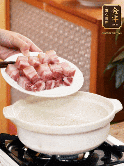 锅内倒油，下咸肉微微煸炒，再放排骨炒一下