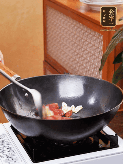 热油，香肠微微煸出香味，加蒜片、小米辣