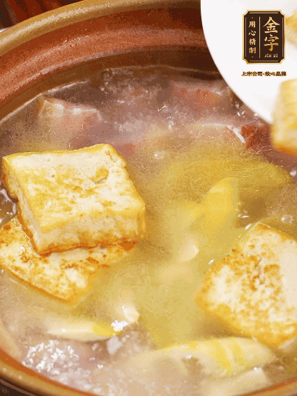 再放豆腐炖煮10分钟，加豆瓣继续煮2分钟