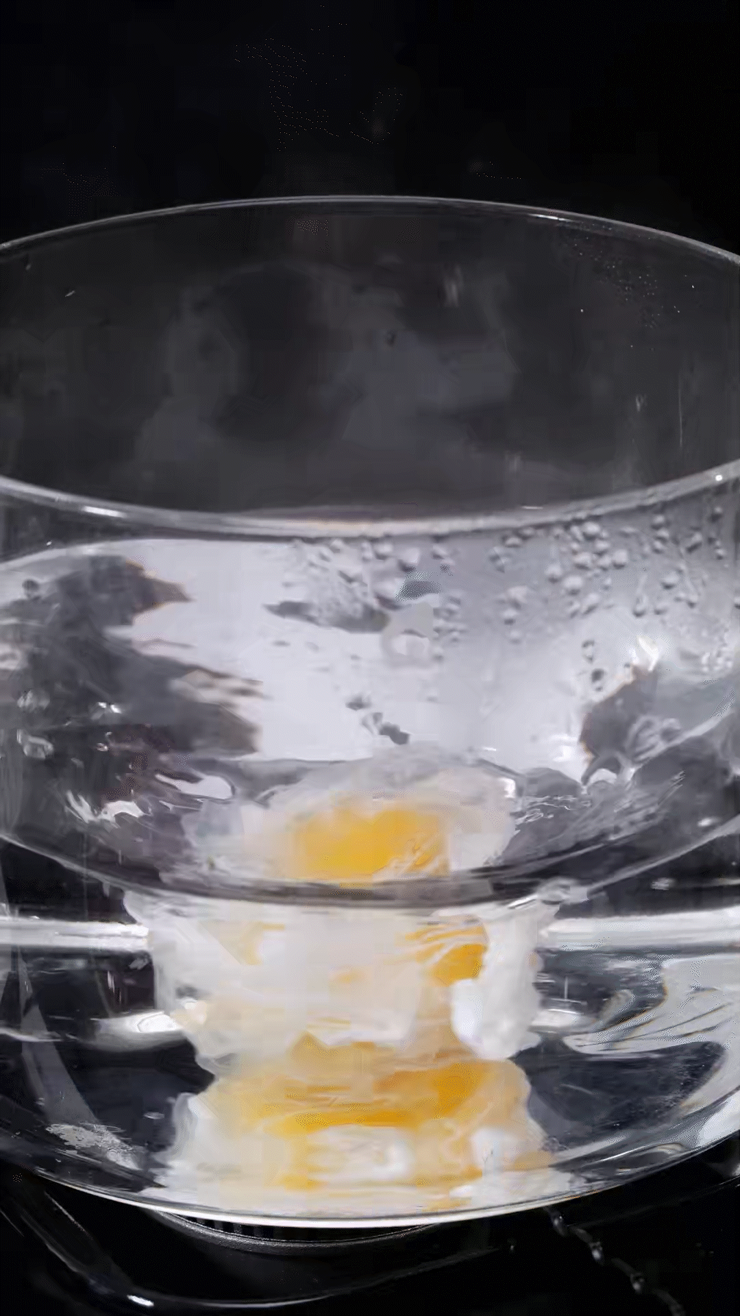 水开加入白醋和鸡蛋，做成水波蛋
