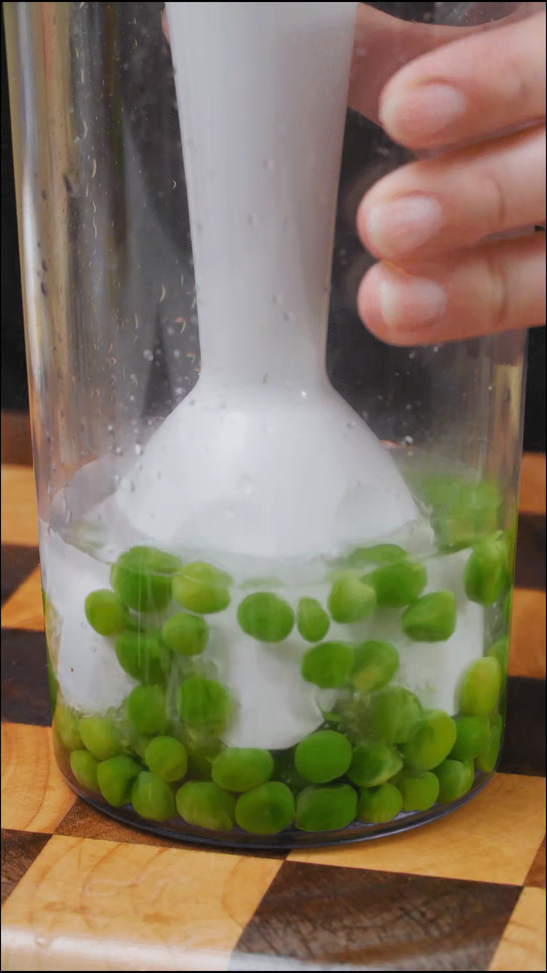 断生的豌豆加水和大蒜，放入料理机打成糊状

